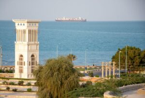 قطر تستدعي نائب السفير الإيراني ردا على استهداف ناقلة لها بهرمز