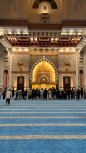 مايك تايسون يصلي داخل مطعم في لوس أنجلوس.. هل كانت صلاته تحديا لمنع المسلمين؟